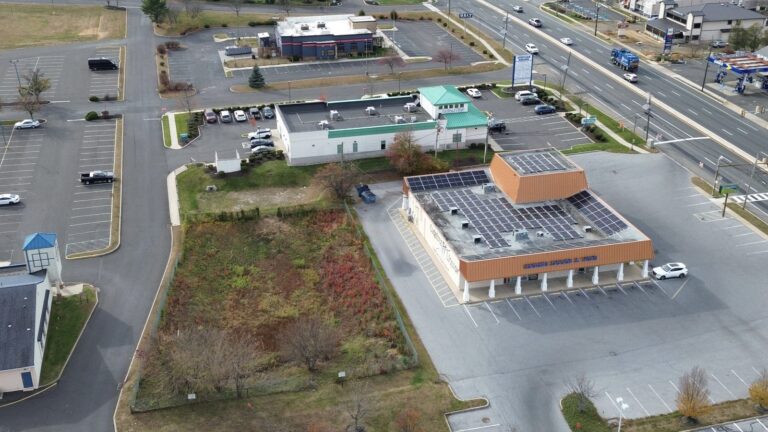 Thumbnail of the rooftop solar array at Esquire Liquors on Route 130 in Delran, New Jersey